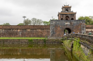 Hue, Vietnam- 28 Şubat 2024 Hue İmparatorluk Kalesi 'nin dış kapısı. Hue İmparatorluk Kalesi tüm Vietnam 'daki en etkileyici miras görüntülerinden biridir.