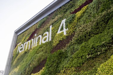 Singapur - 26 Şubat 2024: Singapur girişinde Changi Havaalanı Terminali 4 'ün imzası. Terminal 4 yılda 16 milyondan fazla yolcuyla başa çıkabilecek donanıma sahip..