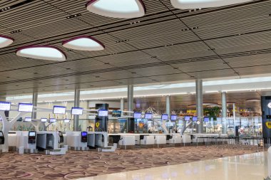 Singapur - 26 Şubat 2024: Changi Havaalanı Terminali 'ndeki Kalkış Salonu' nun İçi. Terminal 4 yılda 16 milyondan fazla yolcuyla başa çıkabilecek donanıma sahip..