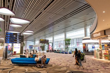 Singapur - 26 Şubat 2024: Changi Havaalanı Terminali 'ndeki Kalkış Salonu' nun İçi. Terminal 4 yılda 16 milyondan fazla yolcuyla başa çıkabilecek donanıma sahip..