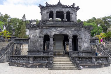 Hue, Vietnam- 28 Şubat, 2024 Hue Vietnam 'da Khai Dinh' in Mezarı 'nın muhteşem mimarisi. Khai Dinh 'in mezarı, Hue ve Vietnam' da inşa edilen son imparator mozolesidir.