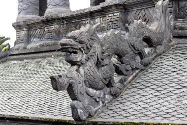 Hue, Vietnam- 28 Şubat 2024 Hue Vietnam 'daki Khai Dinh imparatorunun lahitinde taş ejderha heykeli. Khai Dinh, 1916 'dan 1925' e kadar Vietnam 'ın sondan bir önceki imparatoruydu.