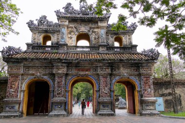 Hue, Vietnam- 28 Şubat 2024: Hien Nhon Gate, Vietnam İmparatorluk Kalesi 'nin doğu tarafında yer almaktadır. İmparatorluk Kalesi, Vietnam 'ın zengin tarihi ve kültürüne bir göz atmak için Hue' yu ziyaret etmek zorundadır..