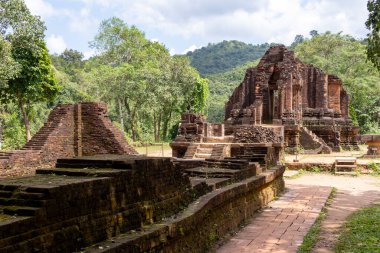 Oğlum, Vietnam- 29 Şubat 2024: Oğlum UNESCO Dünya Mirası Orta Vietnam 'da Hoi An yakınlarında. Cham halkının eski bir Hindu tapınağı kompleksi..