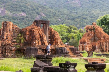 Oğlum, Vietnam- 29 Şubat 2024: Oğlum UNESCO Dünya Mirası Orta Vietnam 'da Hoi An yakınlarında. Cham halkının eski bir Hindu tapınağı kompleksi..