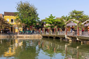 Hoi An, Vietnam- 29 Şubat 2024: Cau An Hoi namı diğer Hoan, Vietnam 'daki Thu Bon nehri üzerindeki Işıklar Köprüsü. Hoi An 'da gün batımını izlemek için en iyi yer.. 