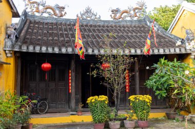 Hoi An, Vietnam- 29 Şubat 2024: Hoi An, Vietnam 'daki Cam Pho Communal House. Bu halk evi Hoi An 'ın tarihi bölgesinin batı ucunda yer almaktadır.