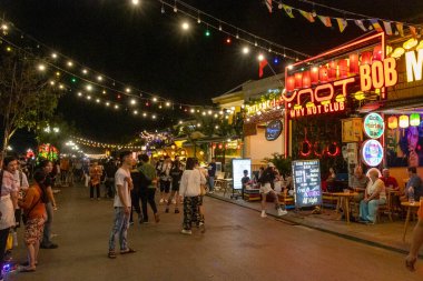 Hoi An, Vietnam- 29 Şubat 2024: Hoi An, Vietnam 'daki Nguyen Hoang Gece Pazarı' nda hediyelik eşya satıcısı. Nguyen Hoang Gece Pazarı Hoi An 'ın en ünlü pazarıdır.