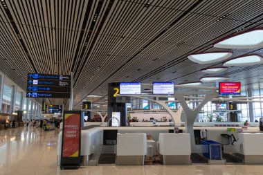 Singapur - 26 Şubat 2024: Changi Havaalanı Terminali 'ndeki Kalkış Salonu' nun İçi. Terminal 4 yılda 16 milyondan fazla yolcuyla başa çıkabilecek donanıma sahip..