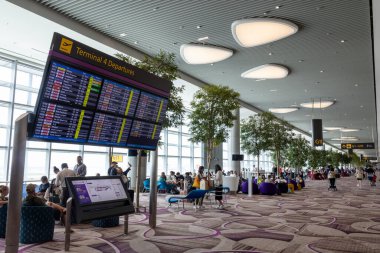 Singapur - 26 Şubat 2024: Changi Havaalanı Terminali 'ndeki Kalkış Salonu' nun İçi. Terminal 4 yılda 16 milyondan fazla yolcuyla başa çıkabilecek donanıma sahip..