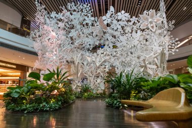 Singapur - 26 Şubat 2024: Changi Havaalanı Terminali 'ndeki Kalkış Salonu' nun İçi. Terminal 4 yılda 16 milyondan fazla yolcuyla başa çıkabilecek donanıma sahip..