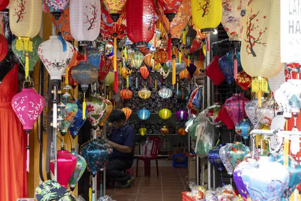 Hoi An, Vietnam- 29 Şubat 2024: Hoi An, Vietnam 'daki dükkanda satılan renkli fenerler. Hoi An 'daki geleneksel fener sanatı 400 yıldan fazladır var.