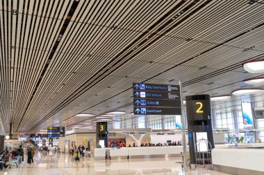 Singapur - 26 Şubat 2024: Changi Havaalanı Terminali 'ndeki Kalkış Salonu' nun İçi. Terminal 4 yılda 16 milyondan fazla yolcuyla başa çıkabilecek donanıma sahip..