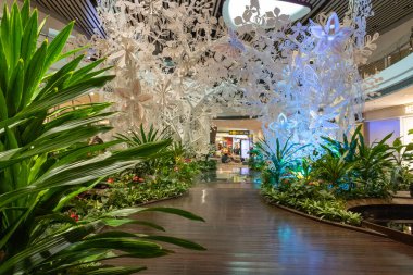 Singapur - 26 Şubat 2024: Changi Havaalanı Terminali 'ndeki Kalkış Salonu' nun İçi. Terminal 4 yılda 16 milyondan fazla yolcuyla başa çıkabilecek donanıma sahip..