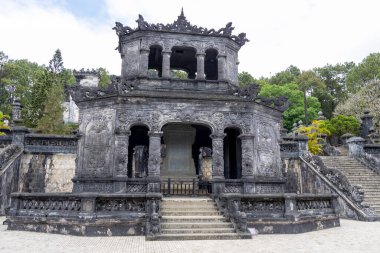 Hue, Vietnam- 28 Şubat, 2024 Hue Vietnam 'da Khai Dinh' in Mezarı 'nın muhteşem mimarisi. Khai Dinh 'in mezarı, Hue ve Vietnam' da inşa edilen son imparator mozolesidir.