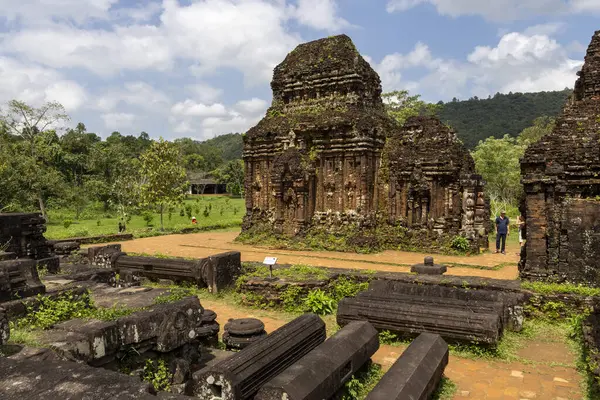 Oğlum, Vietnam- 29 Şubat 2024: Oğlum UNESCO Dünya Mirası Orta Vietnam 'da Hoi An yakınlarında. Cham halkının eski bir Hindu tapınağı kompleksi..