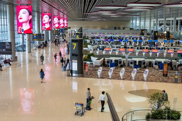 Singapur - 26 Şubat 2024: Changi Havaalanı Terminali 'ndeki Kalkış Salonu' nun İçi. Terminal 4 yılda 16 milyondan fazla yolcuyla başa çıkabilecek donanıma sahip..