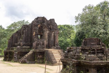 Oğlum, Vietnam- 29 Şubat 2024: Oğlum UNESCO Dünya Mirası Orta Vietnam 'da Hoi An yakınlarında. Cham halkının eski bir Hindu tapınağı kompleksi..