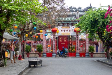 Hoi An, Vietnam- 1 Mar, 2024: Quang Dong Toplantı Salonu 'nun tarihi binası, aynı zamanda Quang Trieu Pagoda ya da Hoi An, Vietnam' daki Kanton Toplantı Salonu olarak da bilinir. Bu eski kasabada tarihi bir binadır..