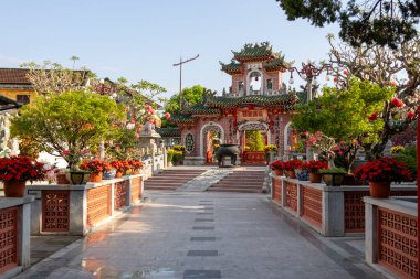 Hoi An, Vietnam- 29 Şubat 2024: Hoi An, Vietnam 'daki Fukien Toplantı Salonu tarihi binası. Bu eski kasabada tarihi bir binadır..