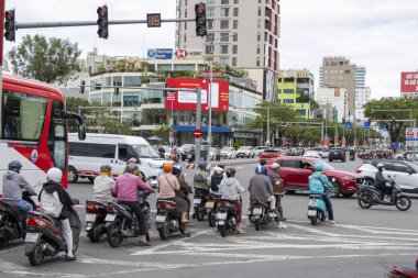Danang, Vietnam- 1 Mar 2024: Danang, Vietnam 'da işlek cadde. Da Nang, Orta Vietnam 'da kumlu plajları ve tarihi ile bilinen bir kıyı kentidir.