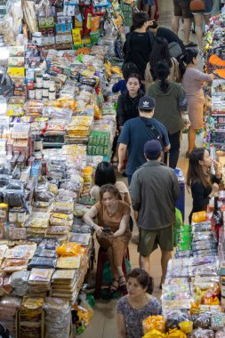 Danang, Vietnam- 1 Mar 2024 İnsanlar Danang, Vietnam 'daki Han Market' i ziyaret ediyor. Han Pazarı, Han Nehri 'nin kıyısında, şehir merkezinde yer almaktadır.