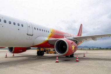 Danang, Vietnam- 26 Şubat 2024 Danang Uluslararası Havaalanı, Vietnam 'da bir Vietnam jet uçağı parkı. Vietnam jeti, Hanoi merkezli düşük maliyetli bir Vietnam havayolu şirketi..