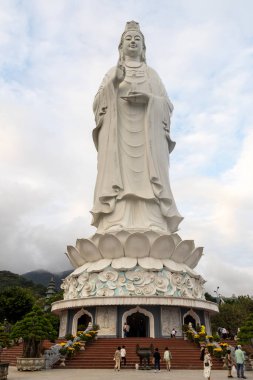 Danang, Vietnam- 26 Şubat 2024: Danang, Vietnam 'daki Chua Linh Ung' da bulunan dev tanrıça Buddha. Linh Ung Pagoda Son Tra Yarımadası 'nda yer almaktadır.