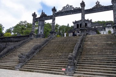 Hue, Vietnam- 28 Şubat 2024: Hue Vietnam 'daki Khai Dinh İmparatoru' nun kabri ve ana kapısı. Khai Dinh 'in mezarı, Hue ve Vietnam' da inşa edilen son imparator mozolesidir.