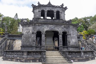 Hue, Vietnam- 28 Şubat, 2024 Hue Vietnam 'da Khai Dinh' in Mezarı 'nın muhteşem mimarisi. Khai Dinh 'in mezarı, Hue ve Vietnam' da inşa edilen son imparator mozolesidir.