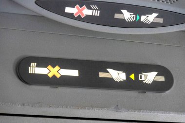 Sigara ve kemer takmak yasak. Uçağın içinde işaret var.