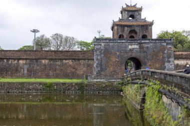 Hue, Vietnam- 28 Şubat 2024 Hue İmparatorluk Kalesi 'nin dış kapısı. Hue İmparatorluk Kalesi tüm Vietnam 'daki en etkileyici miras görüntülerinden biridir.