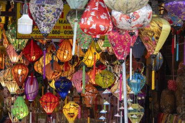 Hoi An, Vietnam- 1 Mar, 2024 Hoi An, Vietnam 'daki dükkanda satılan renkli fenerler. Hoi An 'daki geleneksel fener sanatı 400 yıldan fazladır var.