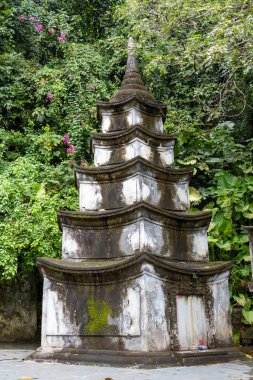 Danang, Vietnam-27 Şubat 2024: Da Nang, Vietnam 'daki Mermer Dağlar Tapınağı' nda Stupa. Mermer Dağlar Da Nang 'ın doğal bir cazibesidir.