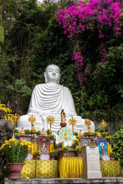 Danang, Vietnam-27 Şubat, 2024: Mermer dağlarda Buda Heykeli, Da Nang, Vietnam. Mermer Dağlar beş mermer ve kireçtaşı tepelerden oluşan bir kümedir.