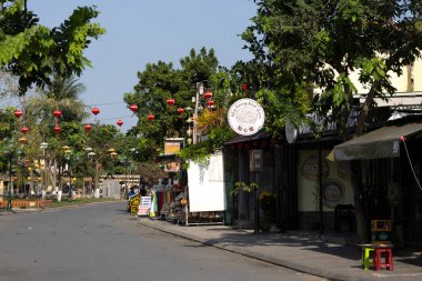 Hoi An, Vietnam- 29 Şubat 2024: Vietnam 'daki Hoi An antik kasabasının gündüz manzarası. Hoi An muhteşem bir şehir, inanılmaz derecede güzel antik bir kasabası var.