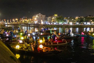 Hoi An, Vietnam- 29 Şubat, 2024: Hoi An Lantern Boat Akşamları antik kentte nehir boyunca gezinti yapar. Hoi An Kadim Kasabası, Güneydoğu Asya ticaret limanının iyi korunmuş bir örneğidir.