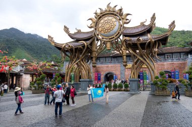 Ba Na Hills, Vietnam-27 Şubat 2024: Ba Na Hills tatil köyünün girişindeki güneş kapısı. Ba Na Hills, Fransız ortaçağ kasabasının bir kopyasının yer aldığı popüler bir turizm beldesi.