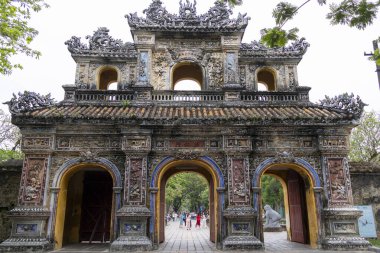 Hue, Vietnam- 28 Şubat 2024: Hien Nhon Gate, Vietnam İmparatorluk Kalesi 'nin doğu tarafında yer almaktadır. İmparatorluk Kalesi, Vietnam 'ın zengin tarihi ve kültürüne bir göz atmak için Hue' yu ziyaret etmek zorundadır..