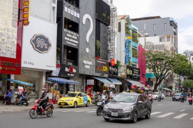 Danang, Vietnam- 1 Mar 2024: Danang, Vietnam 'da işlek cadde. Da Nang, Orta Vietnam 'da kumlu plajları ve tarihi ile bilinen bir kıyı kentidir.