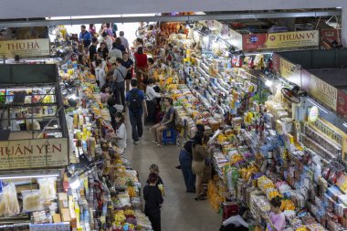 Danang, Vietnam- 1 Mar 2024 İnsanlar Danang, Vietnam 'daki Han Market' i ziyaret ediyor. Han Pazarı, Han Nehri 'nin kıyısında, şehir merkezinde yer almaktadır.