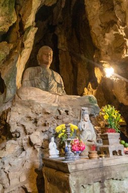 Danang, Vietnam-27 Şubat, 2024: Mermer dağlarda Buda Heykeli, Da Nang, Vietnam. Mermer Dağlar beş mermer ve kireçtaşı tepelerden oluşan bir kümedir.