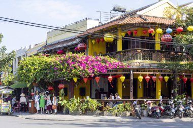 Hoi An, Vietnam- 29 Şubat 2024: Vietnam 'daki Hoi An antik kasabasının gündüz manzarası. Hoi An muhteşem bir şehir, inanılmaz derecede güzel antik bir kasabası var.