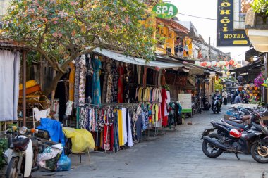Hoi An, Vietnam-1 Mar 2024: Hatıra ve giysiler Hoi An, Vietnam 'da sokakta satılıyor. Hoi Antik çağlarda 15. yüzyıldan kalma tarihi binalara ev sahipliği yapar.