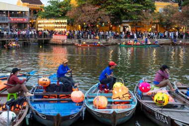 Hoi An, Vietnam-1 Mar 2024: Kayıkçılar Hoi An, Vietnam 'da turistleri bekliyorlar. Hoi Bir fener tekne gezisi aktiviteleri çoğunlukla eski kasaba bölgesinde gerçekleşir