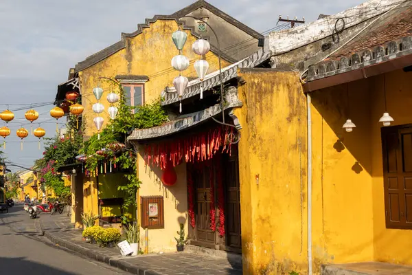 Hoi An, Vietnam-1 Mar 2024: Hoi An Antik Kenti, Vietnam 'daki mimari ve tarihi binalar. Hoi Antik çağlarda 15. yüzyıldan kalma tarihi binalara ev sahipliği yapar.