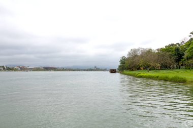 Nehir kıyısı ve bahçe Hue şehrindeki Parfüm nehri boyunca, Vietnam