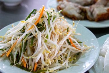 Bir tabak fasulye filizi salatası.