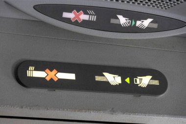 Sigara ve kemer takmak yasak. Uçağın içinde işaret var.