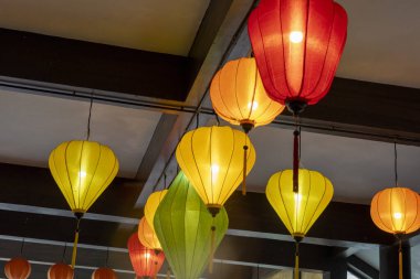 Vietnam 'daki Ba Na Hills tatil köyünde renkli fenerler asılı.